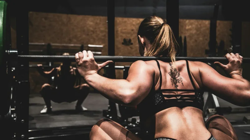 Squat profond avec une barre, réalisé sur une amplitude complète