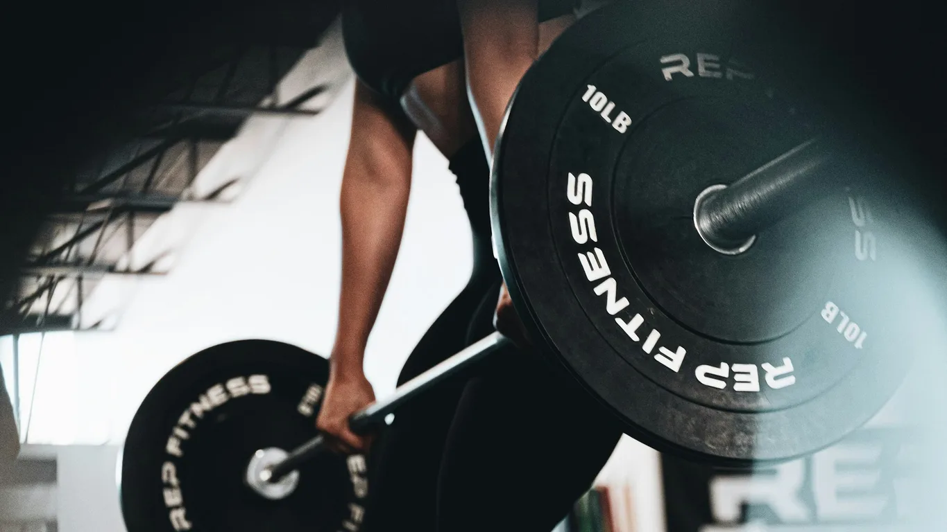 Close-up of a controlled barbell rep