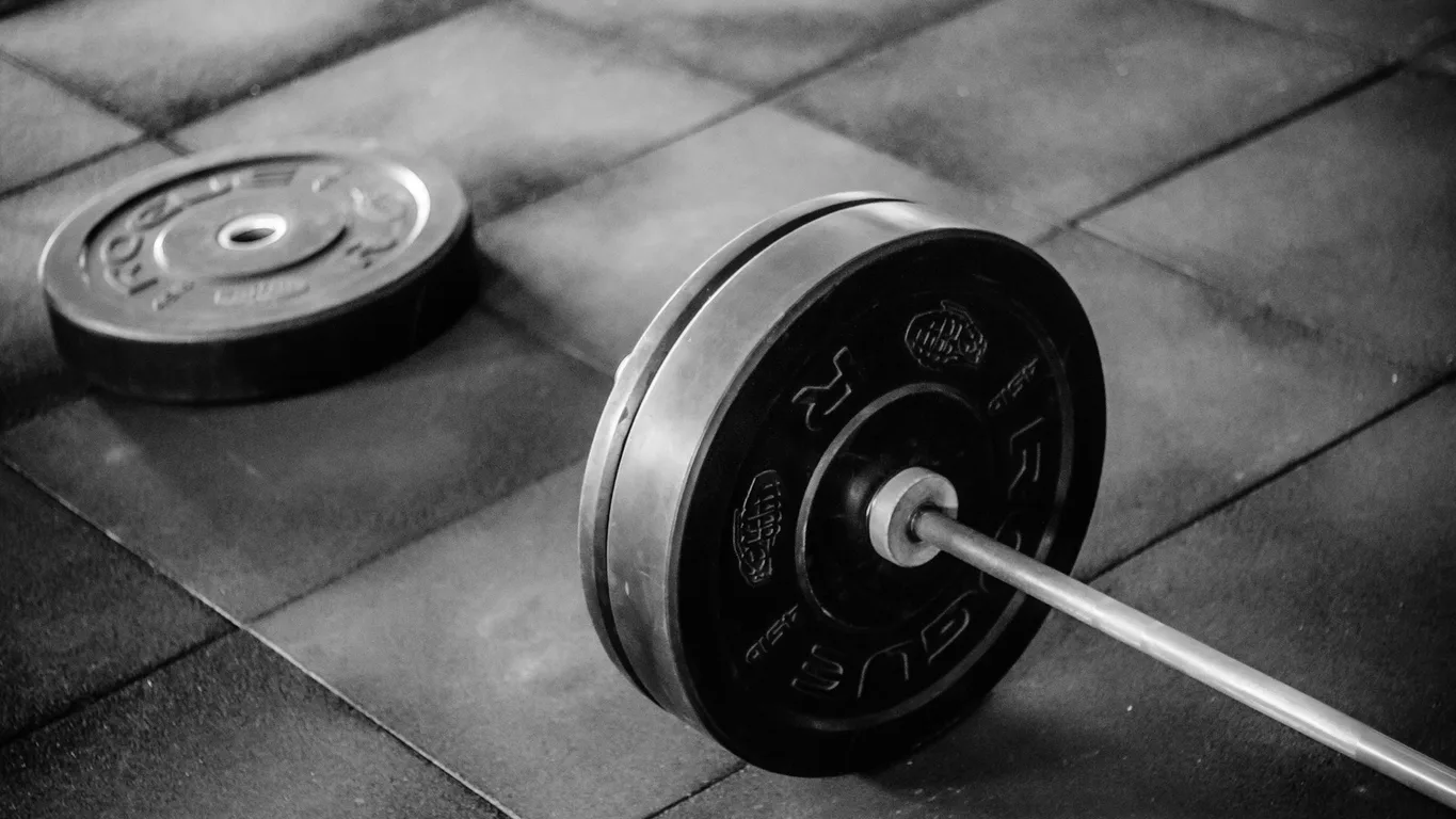 Barres de sécurité avec une barre chargée dans un rack à squat